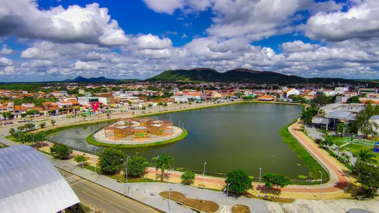 Vista de Tauá, com o açude, a praça e a cidade ao fundo.